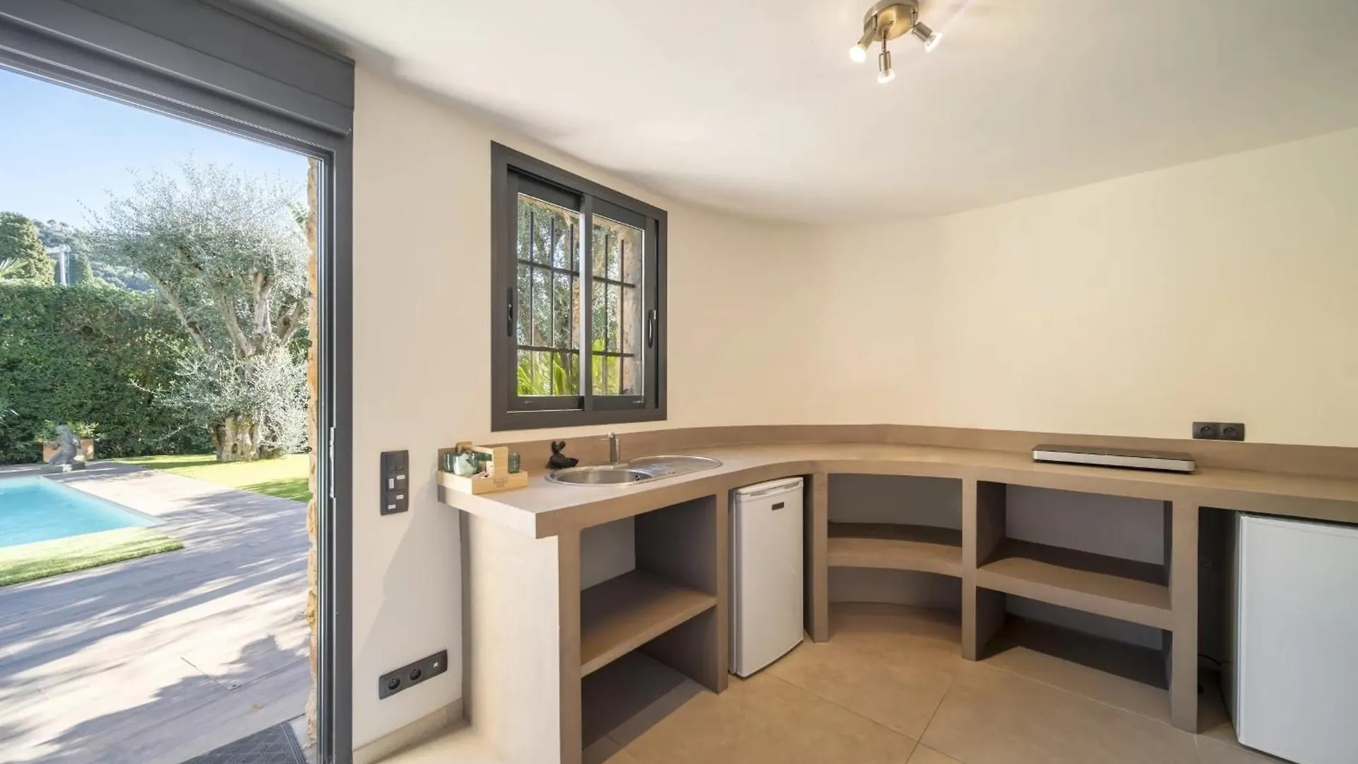 Beautiful 4 Bedroom Villa With Pool In Cannes Center